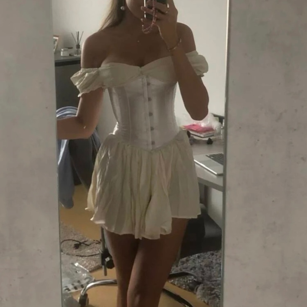 Fairy tail dreamlike vintage dress perfect with a corset to live that fantasy☺️